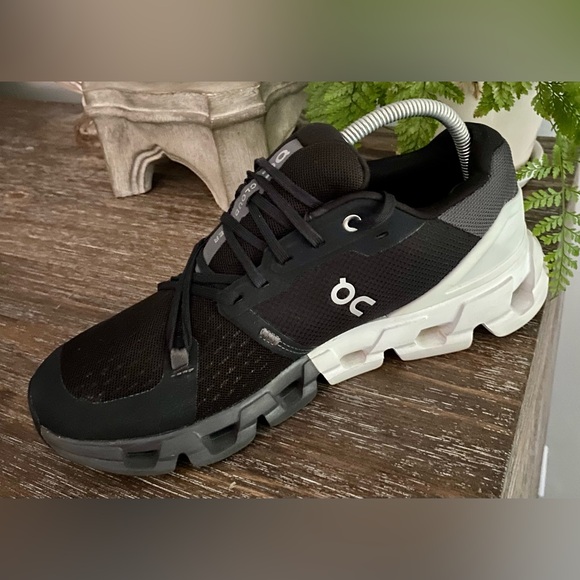 OC Men’s 9 On Cloud Cloudflyer 4 Black/White Athletic Running Sneakers Shoes - Picture 5 of 11